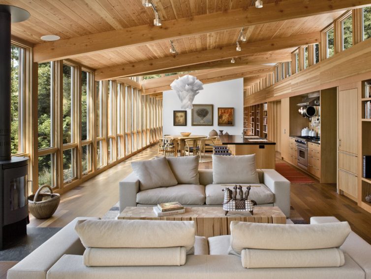 casa belíssima toda feitade vidro com a estrutura de telhado em madeira