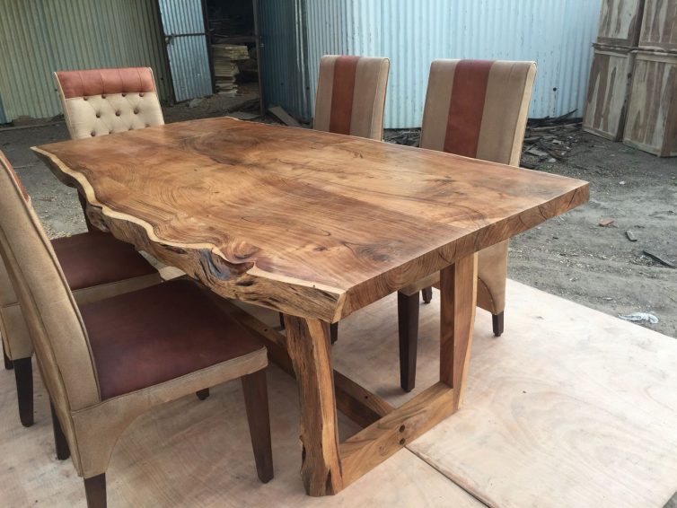 mesa de madeira maciça decorada com a própria madeira